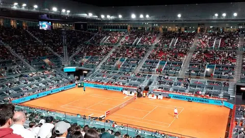 Schréder floodlights controlled by DMX have created a dynamic and immersive experience at Caja Magica